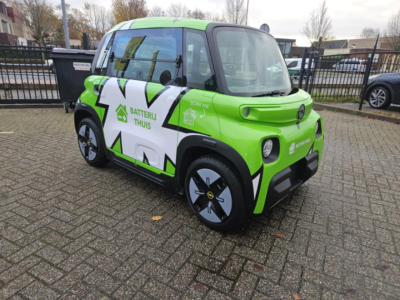 De herkenbare groene auto van Batterij Thuis